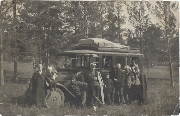 Подборка документов и фотографий из архива шофера Киселева Якова Гавриловича. [Б. м.], [1914–1926].